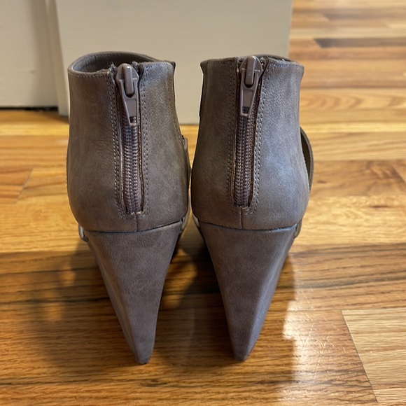 Unlisted by Kenneth Kole Wedges - Picture 6 of 6